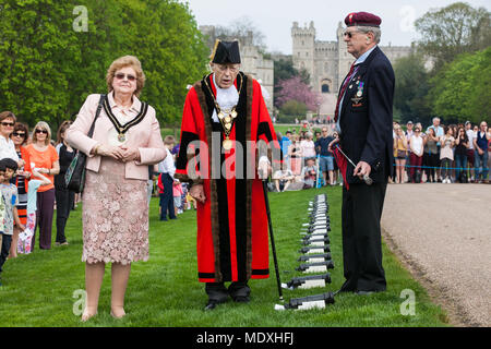 Windsor, Großbritannien. 21. April 2018. John Matthews (r), Bombardier, bereitet die Bürgermeister von Windsor und Maidenhead (c), Cllr John lenton, in einer kleinen Kanone abfeuern als Teil einer traditionellen 21 überwachen Gewehren auf dem langen Spaziergang vor Windsor Castle für den 92sten Geburtstag der Königin. Offiziellen Geburtstag der Königin ist am 11. Juni feierte. Credit: Mark Kerrison/Alamy leben Nachrichten Stockfoto