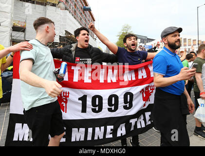 London, Großbritannien. 21. April 2018. Manchester United Fans vor der FA Cup Semi Finale zwischen Manchester United und Tottenham Hotspur im Wembley Stadium am 21. April 2018 in London, England. (Foto von Leila Coker/phcimages.com) Credit: PHC Images/Alamy Live News Credit: PHC Images/Alamy leben Nachrichten Stockfoto