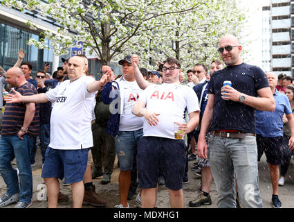 London, Großbritannien. 21. April 2018. Tottenham Hotspur Fans vor der FA Cup Semi Finale zwischen Manchester United und Tottenham Hotspur im Wembley Stadium am 21. April 2018 in London, England. (Foto von Leila Coker/phcimages.com) Credit: PHC Images/Alamy Live News Credit: PHC Images/Alamy leben Nachrichten Stockfoto