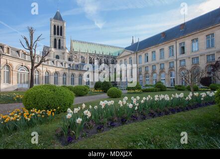 Frankreich, Saint Denis, Haus der Ehrenlegion, Ehrenhof, Basilika im Hintergrund, Stockfoto