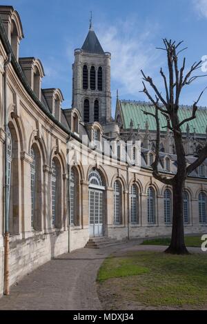 Frankreich, Saint Denis, Haus der Ehrenlegion, Ehrenhof, Basilika im Hintergrund, Stockfoto