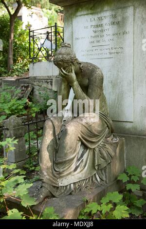 Paris, Pere Lachaise Friedhof, 10 Division, Grab der französischen Handelsflotte Pierre Gareau (1818), Life size Statue einer Trauernder Stockfoto