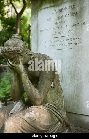 Paris, Pere Lachaise Friedhof, 10 Division, Grab der französischen Handelsflotte Pierre Gareau (1818), Life size Statue einer Trauernder Stockfoto