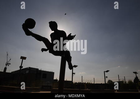 Eine allgemeine Ansicht der Dennis Bergkamp Statue außerhalb im Emirates Stadium, London. Stockfoto