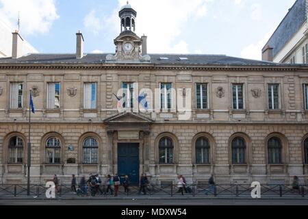 Paris, 8 rue du Havre, lycee Condorcet, Fassade über der Straße, Stockfoto