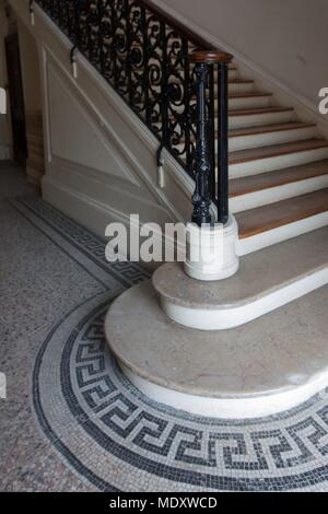 Paris, 12 Avenue Trudaine, lycee Jacques Dekor, Theater, Treppe zur Kapelle Stockfoto