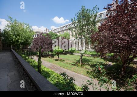 Paris, 12 Avenue Trudaine, lycee Jacques Dekor, Ehrenhof, Galerie Stockfoto