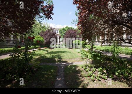 Paris, 12 Avenue Trudaine, lycee Jacques Dekor, Ehrenhof, Galerie Stockfoto