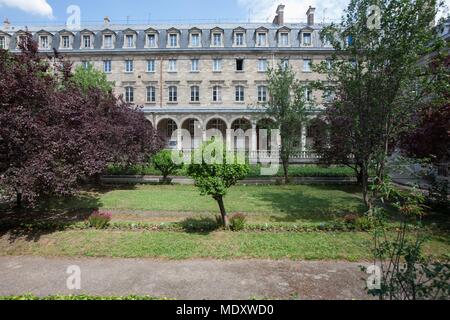 Paris, 12 Avenue Trudaine, lycee Jacques Dekor, Ehrenhof, Galerie Stockfoto