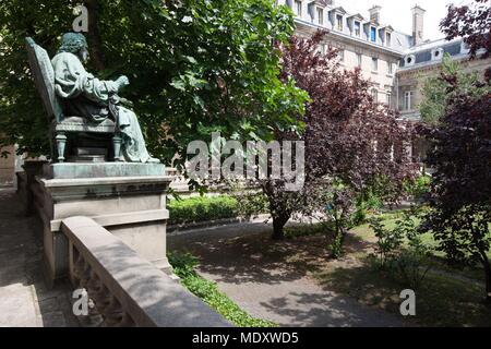 Paris, 12 Avenue Trudaine, lycee Jacques Dekor, Ehrenhof, Galerie Stockfoto