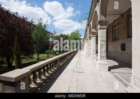 Paris, 12 Avenue Trudaine, lycee Jacques Dekor, Ehrenhof, Galerie Stockfoto