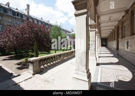 Paris, 12 Avenue Trudaine, lycee Jacques Dekor, Ehrenhof, Galerie Stockfoto