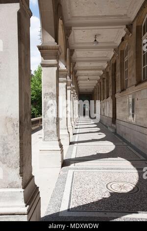 Paris, 12 Avenue Trudaine, lycee Jacques Dekor, Ehrenhof, Galerie Stockfoto