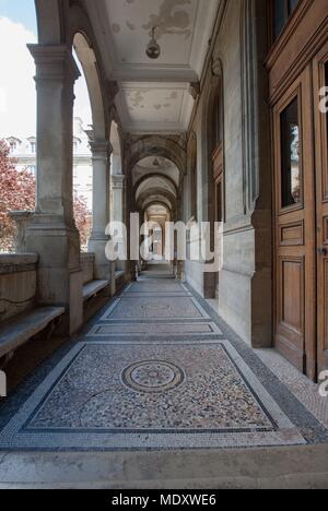 Paris, 12 Avenue Trudaine, lycee Jacques Dekor, Ehrenhof, Galerie Stockfoto