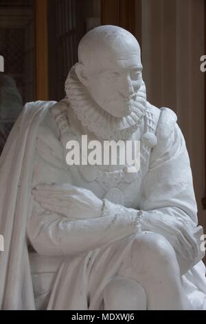 Paris, rue Auguste Comte, lycee Montaigne, Statue von Montaigne, die in den Fluren der Büros Stockfoto