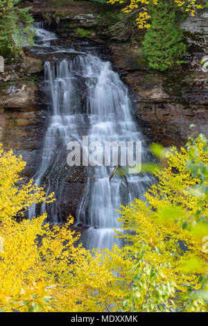 Kapelle fällt bei dargestellten Felsen National Lakeshore, wird von warmen Farben des Herbstes in der Oberen Halbinsel von Michigan gerahmt Stockfoto