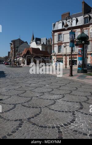 Frankreich, Normandie, Calvados, Côte Fleurie, Deauville, Kreisverkehr mit Blick auf das Läuten, rue Wunsch le hoc Stockfoto