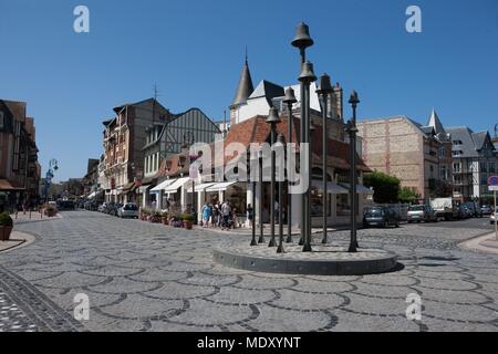 Frankreich, Normandie, Calvados, Côte Fleurie, Deauville, Kreisverkehr mit Blick auf das Läuten, rue Wunsch le hoc Stockfoto