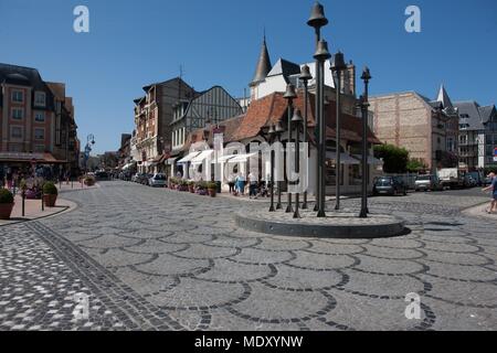 Frankreich, Normandie, Calvados, Côte Fleurie, Deauville, Kreisverkehr mit Blick auf das Läuten, rue Wunsch le hoc Stockfoto