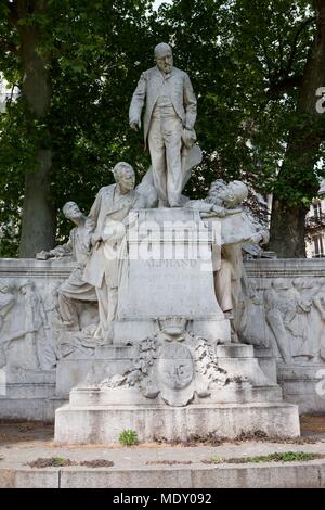 Paris, avenue Foch, Gärten auf der Avenue Foch, Denkmal für Eugène Alphand gewidmet Stockfoto