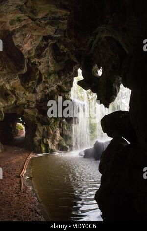 Paris, Bois de Boulogne, der Grande Cascade (die Große Kaskade) Stockfoto