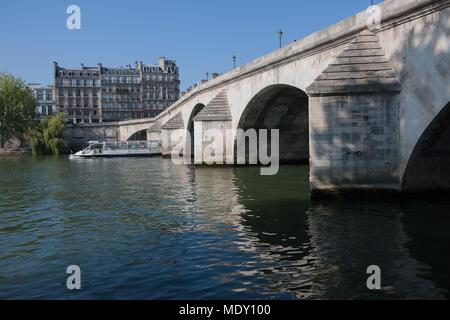 Pariser Arrondissement, rue Francois Mitterrand (Quai des Tuileries), Pont du Carrousel, batobus Stockfoto