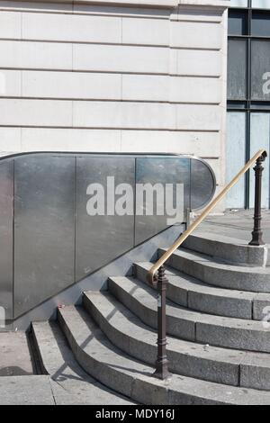 Paris, Gare Saint-Lazare, Cour du Havre, Rolltreppen und Treppen, Stockfoto