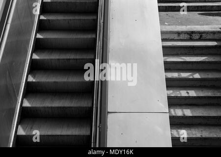 Paris, Gare Saint-Lazare, Cour du Havre, Rolltreppen und Treppen, Stockfoto