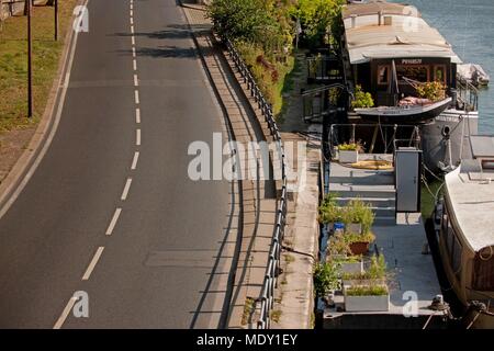 Paris, Seine, Pont de Bir-hakeim (Brücke), Avenue de New York, Straße entlang der Flussufer und angedockten Schiffe Stockfoto