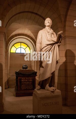 Paris, Place du Panthéon, Krypta des Panthéon, Grab von Voltaire, Stockfoto