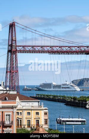 Kreuzfahrtschiff im Hafen und Vizcaya Brücke verankert; Portugalete, Vizcaya, Pais Vasco, Spanien Stockfoto