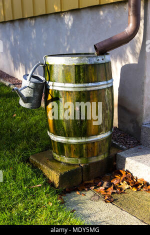 Ein Fass mit Regenwasser neben einem Haus Stockfoto