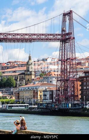 Vizcaya Brücke, die erste mechanische Transporter Bridge in der Welt, von der Seite gesehen; Portugalete Portugalete, Vizcaya, Pais Vasco, Spanien Stockfoto