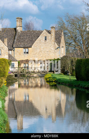 Cotswold Stone House entlang des Flusses windrush in Bourton auf dem Wasser, Cotswolds, Gloucestershire, England Stockfoto