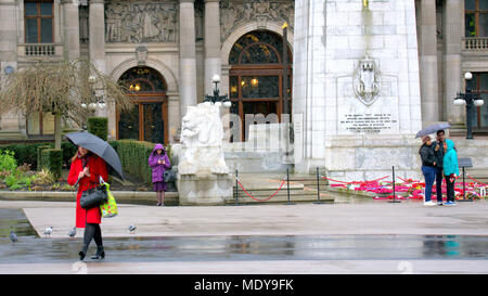 Nass und regnerisch Ehrenmal war Memorial roten Mantel Regenschirm Einheimische und Touristen vor Ort Kammern, George Square, Glasgow, Großbritannien Stockfoto