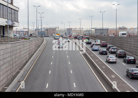 St. Petersburg, Russland - 29. Juli 2016: Pirogovskaya Damm an einem düsteren Tag Stockfoto