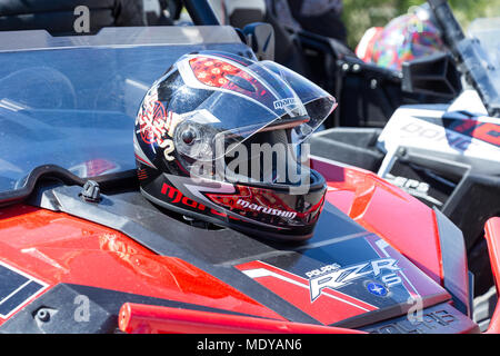 Samara, Russland - 13. Mai 2017: Das Motorrad Helm ruht auf der Quad Bike Stockfoto