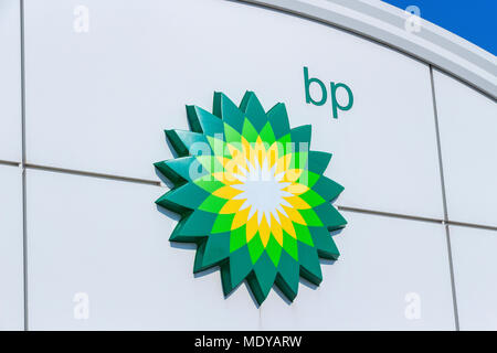 Moskau, Russland - 15. Juli 2017: British Petroleum Logo auf der Tankstelle. BP ist eine britische multinationale Erdöl- und Gasunternehmen Stockfoto