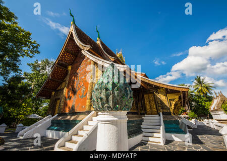 Buntes Mosaik der Baum des Lebens auf einem roten Hintergrund, in den 1960er Jahren auf der Rückseite der Sim von Wat Xieng Thong, Luang Prabang, Laos gemacht Stockfoto