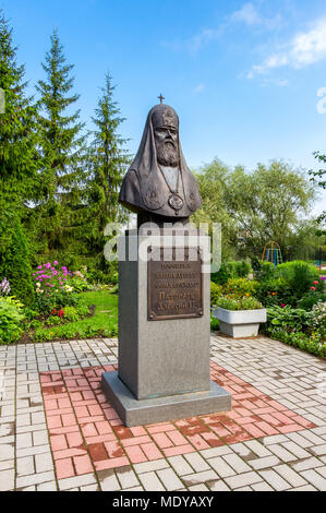 Novgorod, Russland - 18. August 2017: Skulptur des Patriarchen von Moskau und ganz Russland Alexi II. in Zverin Kloster in sonnigen Tag Stockfoto