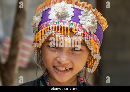 Hmong Mädchen in tribal Kleid, Na Aouan Dorf; Luang Prabang, Laos Stockfoto