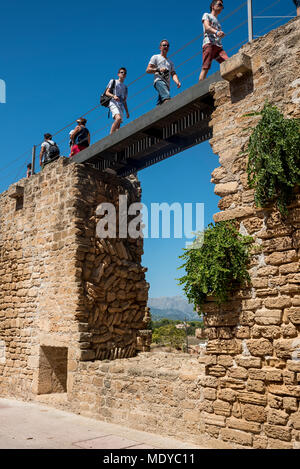 Touristen zu Fuß über die Stadtmauer, Alcudia, Mallorca, Balearen, Spanien Stockfoto