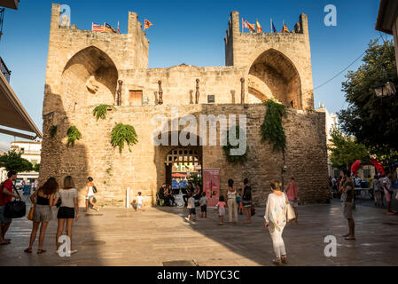 Touristen in der Nähe von Alcudia Stadttore an einem sonnigen Tag, Alcudia, Mallorca, Balearen, Spanien Stockfoto