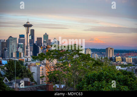 Seattle und Mount Rainier im Spätsommer Alpenglow; Seattle, Washington, Vereinigte Staaten von Amerika Stockfoto