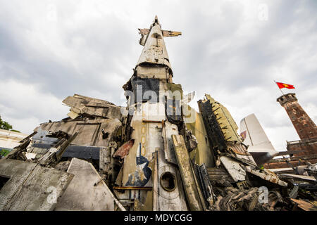 Aircraft wreckage Skulptur auf dem Display an der Vietnam Military History Museum, Hanoi, Vietnam Stockfoto
