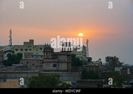 Sonnenuntergang über Mandawa Stadt in Shekhawati Provinz, Jhunjhunu District, Rajasthan, Indien. Stockfoto