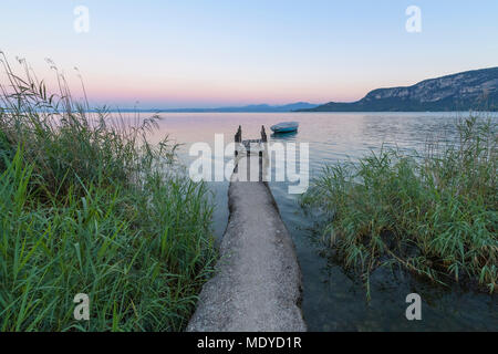 Angler Steg am Gardasee (Lago di Garda) im Morgengrauen in Gardasee in Venetien, Italien Stockfoto