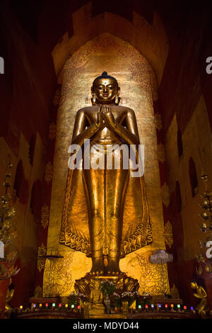 Eine der vier Buddha Statuen ('Kassapa', mit Blick nach Süden) innerhalb des "Ananda Tempel'. Bagan, Myanmar (Birma). Stockfoto