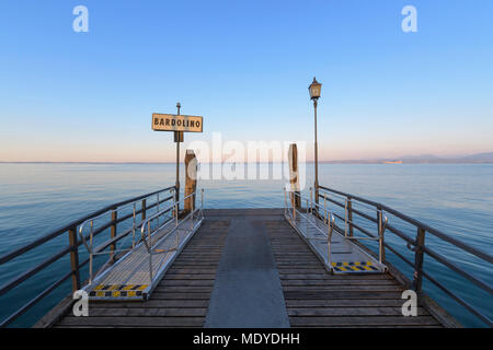 Hölzerne Seebrücke am Gardasee (Lago di Garda) im Morgengrauen in Bardolino, in Venetien, Italien Stockfoto