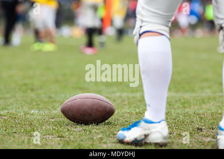 American Football auf dem Feld - Defokussierten Spieler im Hintergrund Stockfoto